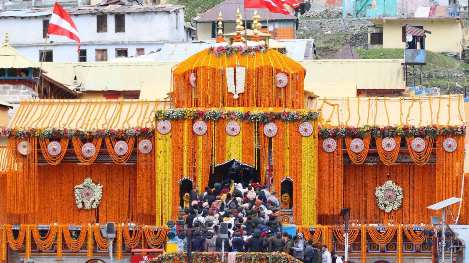 Badrinath VIP Darshan Guide (2026) – Fast Darshan, Booking Process & Important Tips
